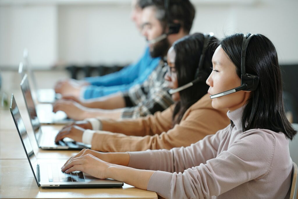 Answering incoming calls in contact center