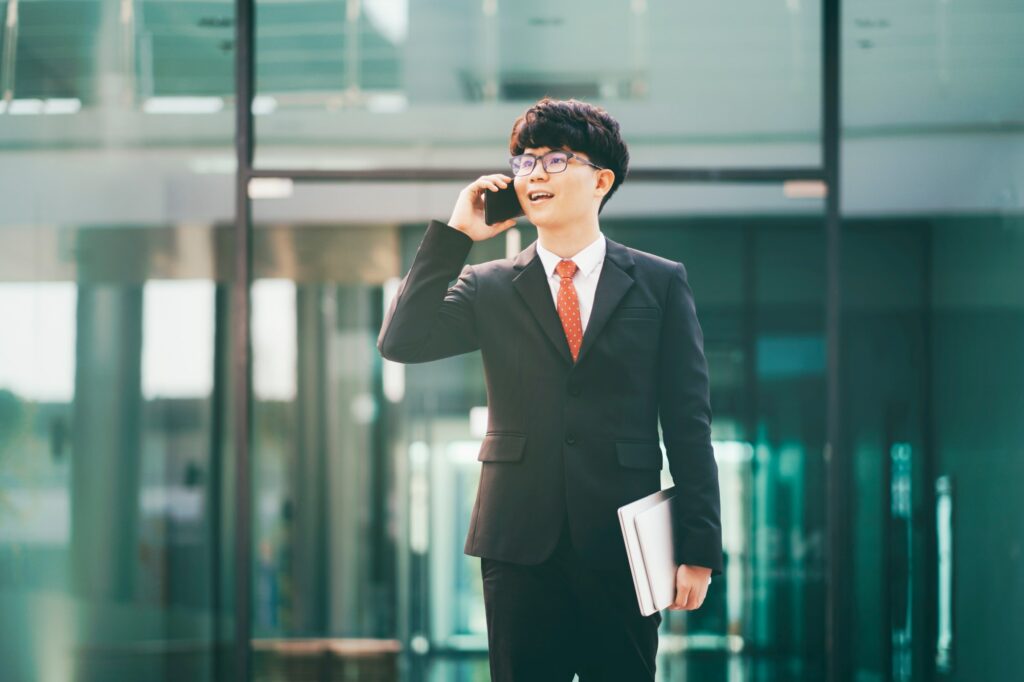 Young businessman talking on the smartphone to contact business.